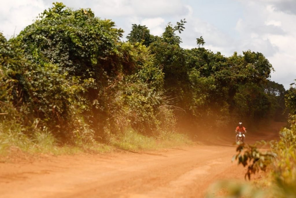 Moto em estrada na região de Gameleira de Goiás