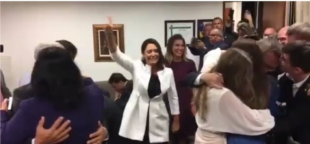 Michelle Bolsonaro faz oração após André Mendonça ser aprovado como ministro do STF