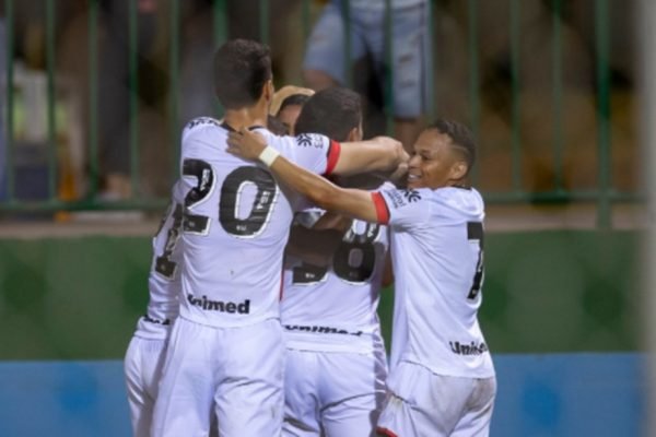 Atlético-GO vence Chapecoense e se mantém na série B