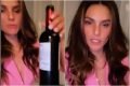 Dayane Mello segurando garrafa de vinho