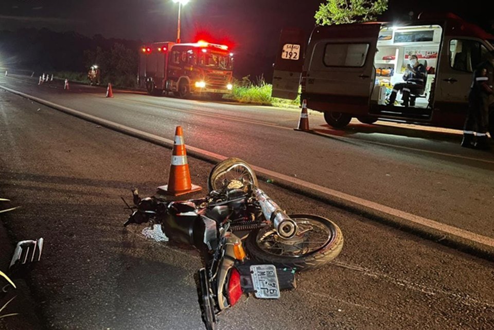 Duas pessoas morrem em acidente entre ambulância e moto na BR-251