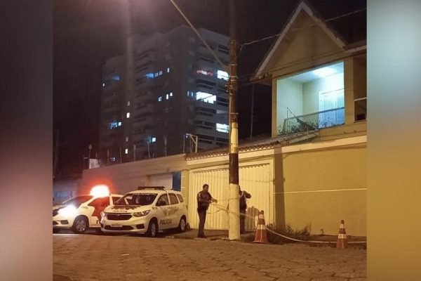 PM na frente da casa onde uma dentista atirou contra o marido e simulou assalto em Praia Grande, litoral de SP