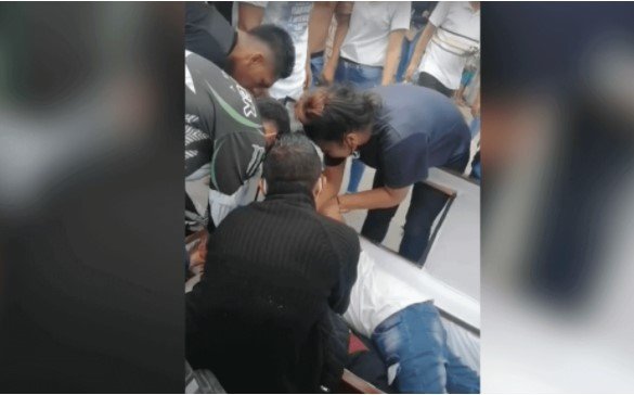 Jovens tiram cadáver de caixão e levam amigo em último passeio de moto