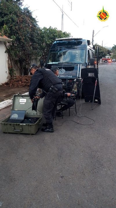 Policial ajeita robô