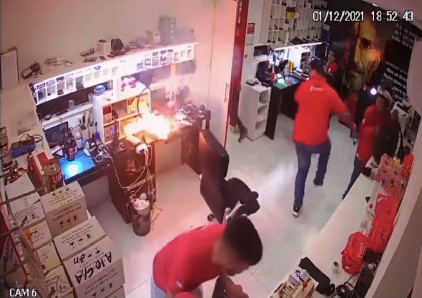 Bateria de celular explodiu em uma loja de eletrônicos em Aparecida de Goiânia, em GO