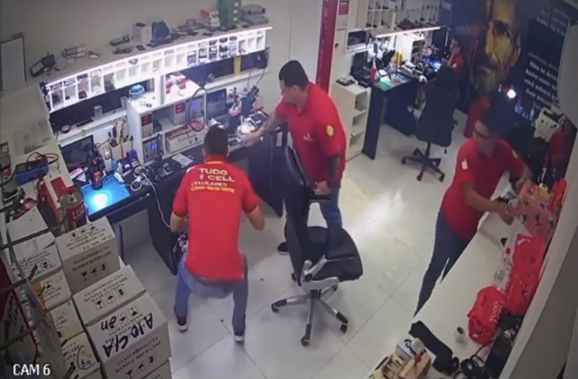 Bateria de celular explodiu em uma loja de eletrônicos em Aparecida de Goiânia, em GO