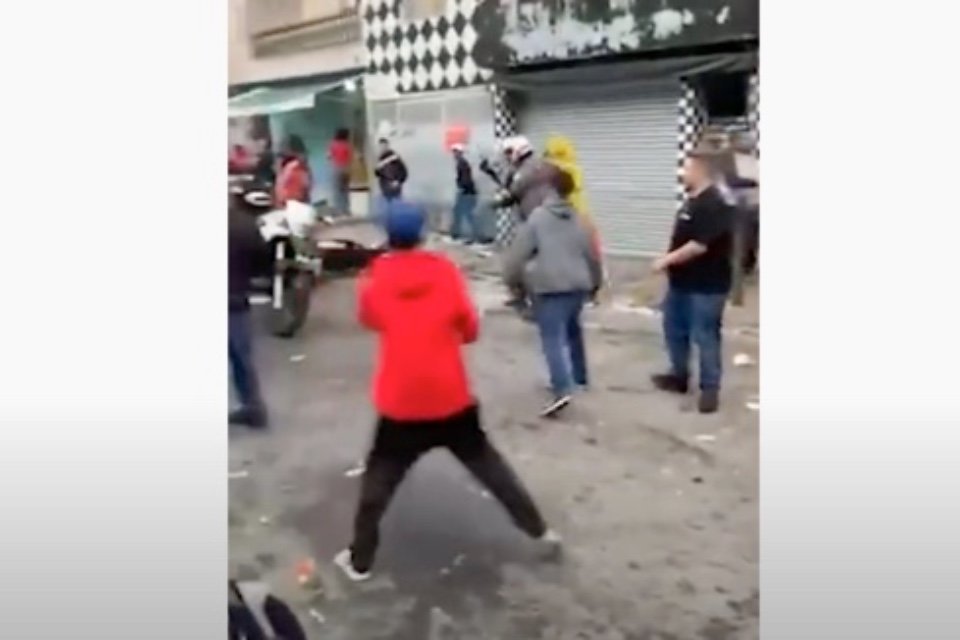 Policiais agredidos em baile funk na rua em Vila Brasilândia, Zona Norte de SP