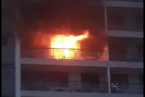 incêndio atinge apartamento na Barra da Tijuca, zona oeste do Rio de Janeiro