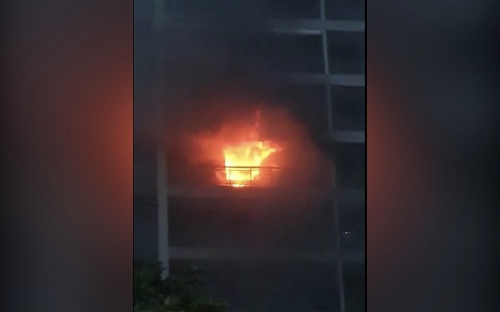 incêndio atinge apartamento na Barra da Tijuca, zona oeste do Rio de Janeiro