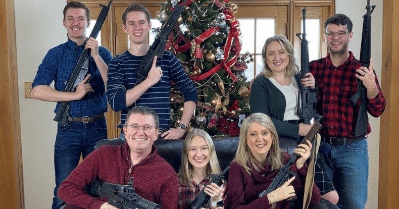 Congressista americano posa com armas em foto de família para o Natal