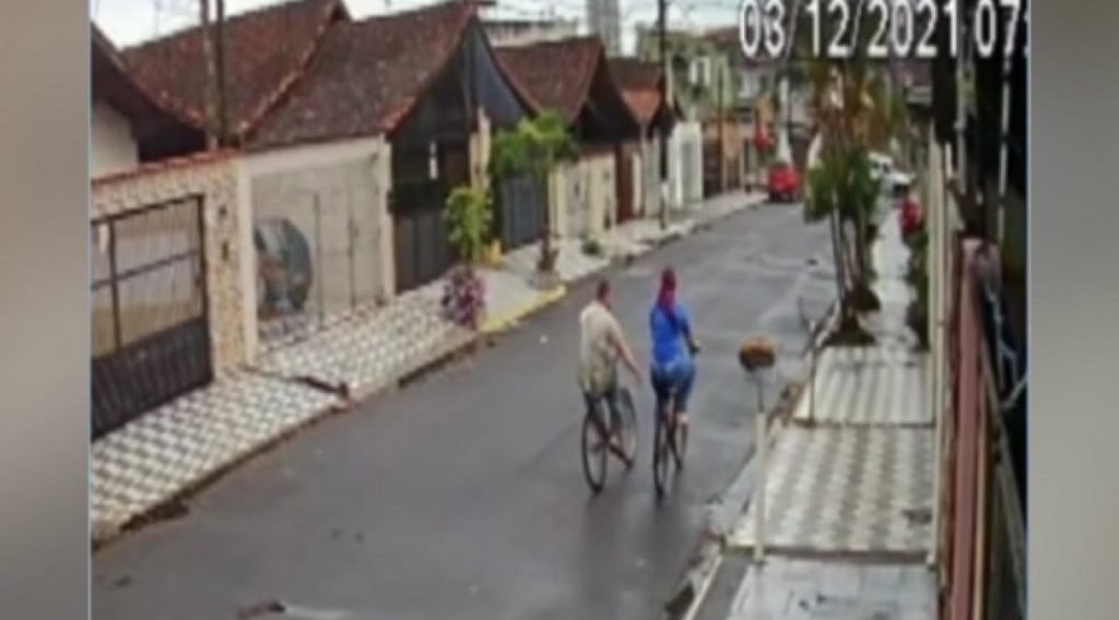 Homem passa a mão em ciclista que ia ao trabalho em Praia Grande, litoral de SP