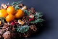 Na foto, um arranjo de natal com frutas