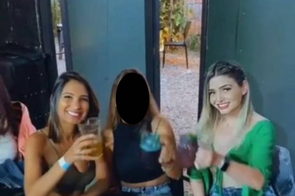Mulheres com copo de cerveja na mão e sorrindo