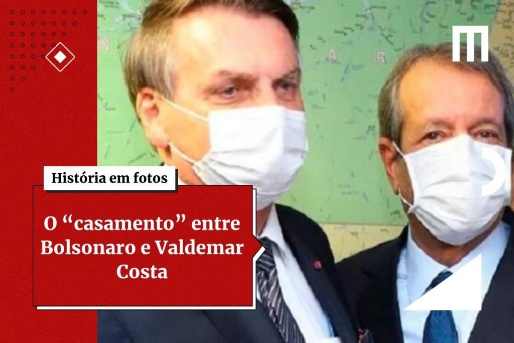 Na fotografia, Bolsonaro aparece à esquerda imagem colorida, paletó e usando máscara facial branca.  Ao seu lado, Valdemar Costa Neto aparece, também, de paletó e máscara facial branca à direita.  Eles estão posando para a fotografia