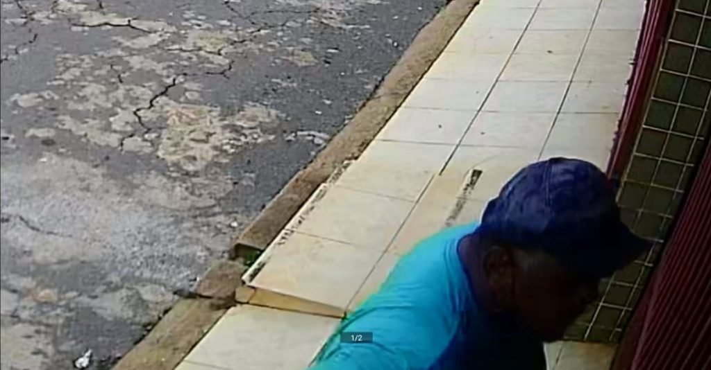 homem de boné e camisa azul