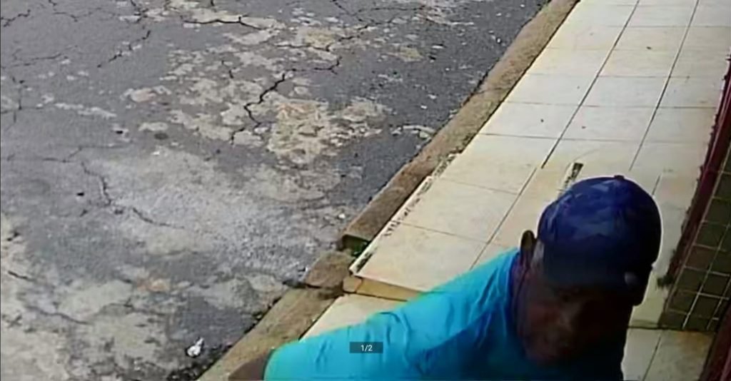 homem de boné e camisa azul