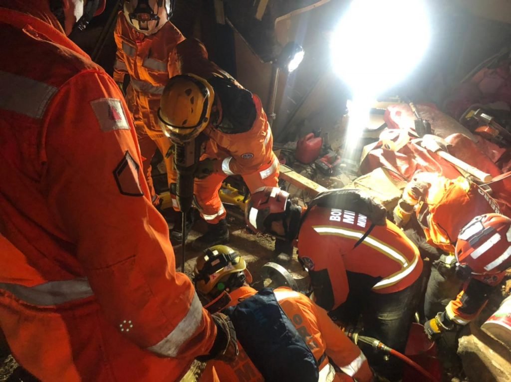 Bombeiros de Minas Gerais atuam no resgate de vítimas de prédios que desabaram em Belo Horizonte