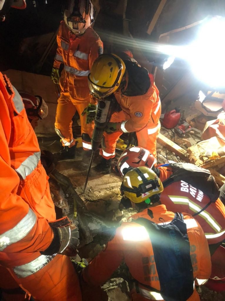 Bombeiros de Minas Gerais atuam no resgate de vítimas de prédios que desabaram em Belo Horizonte