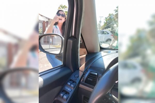 Mulher aponta dedo para motorista