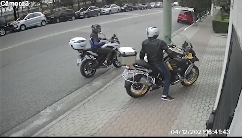 Uma gangue de 11 assaltantes usando seis motos fez um arrastão no sábado (4/12) no bairro Tatuapé, na capital de São Paulo