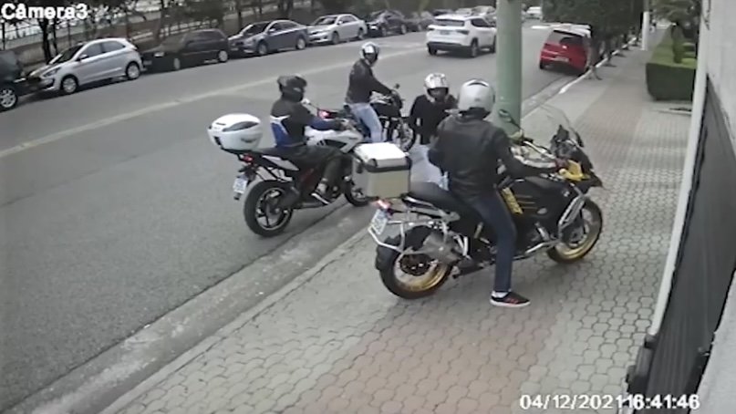 Uma gangue de 11 assaltantes usando seis motos fez um arrastão no sábado (4/12) no bairro Tatuapé, na capital de São Paulo