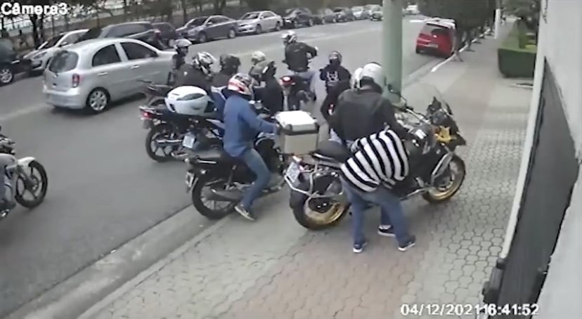 Uma gangue de 11 assaltantes usando seis motos fez um arrastão no sábado (4/12) no bairro Tatuapé, na capital de São Paulo