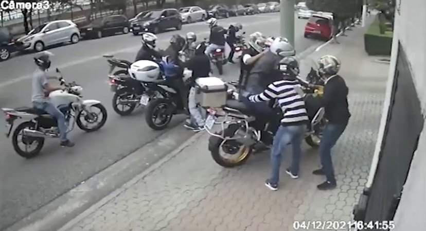 Os criminosos assaltaram dois homens que estavam parados e levaram as duas motocicletas