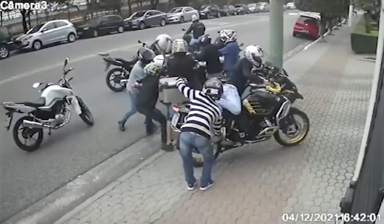 Os capacetes dos dois homens também foram levados pela gangue