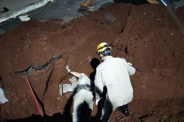 Bombeiros entram em buraco aberto com retroescavadeira para socorrer foragido em Goiás