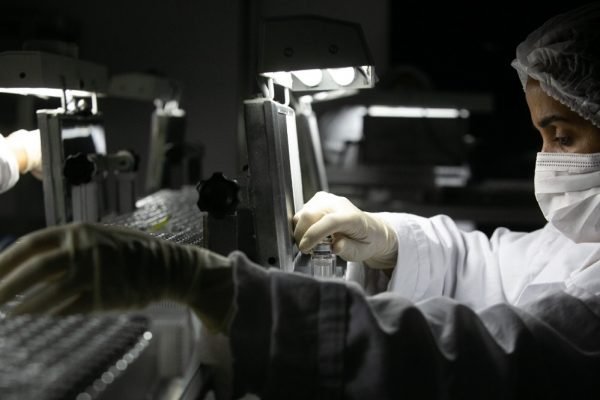 Testes da vacina da Coronavac são feitas no Instituto Butantan, em São Paulo