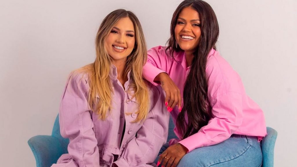 Virgínia e Camila Loures aparecem sorridentes em fotografia de estúdio. Elas vestem roupas nos tons rosa e lilás-Metrópoles