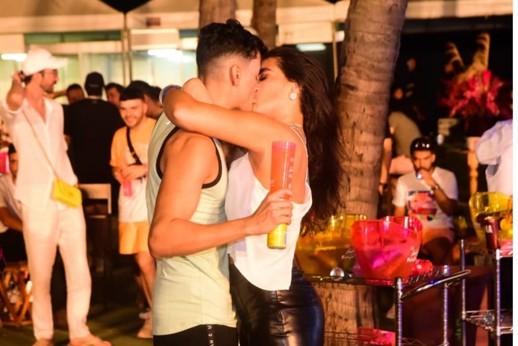 Fotografia colorida.  Kefera beija Pabllo Salles na Farofa da Gkay