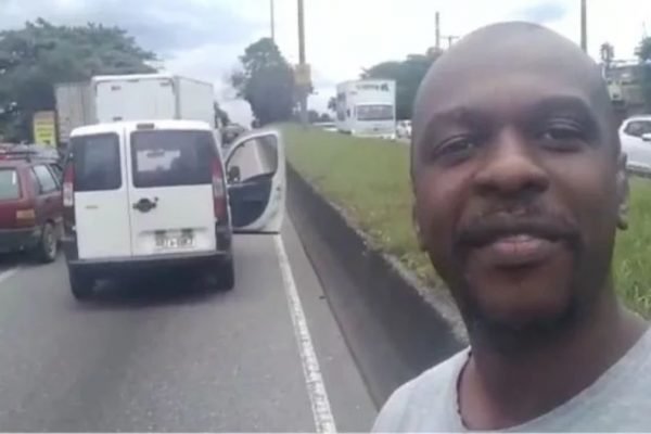 Vídeo. Motorista causa engarrafamento no Rio e brinca: “Era um sonho”