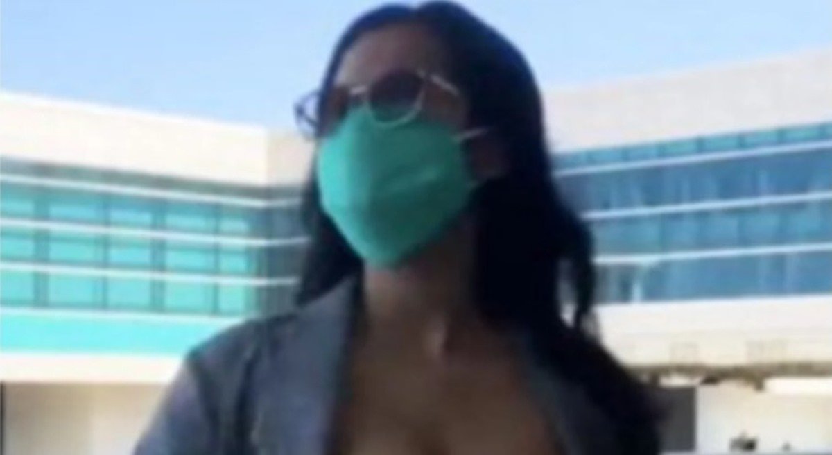 Atriz pornô grava filmes explícitos em aeroporto e é presa