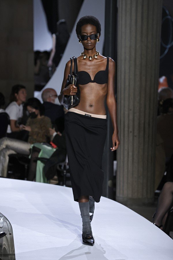 Louis Vuitton abre desfile com modelo negra pela primeira vez