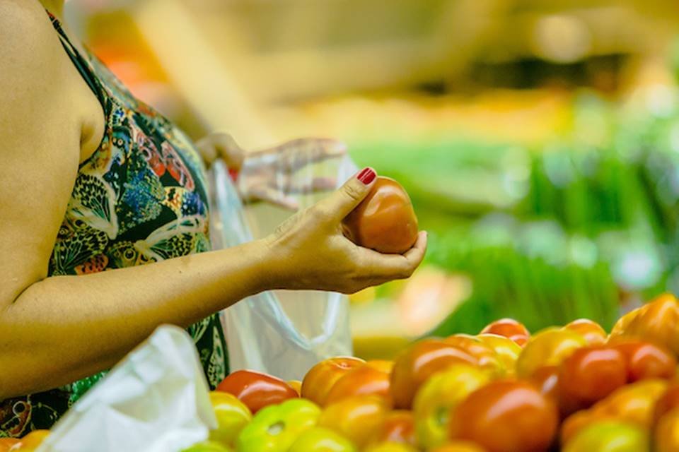 Mulher segurando tomate