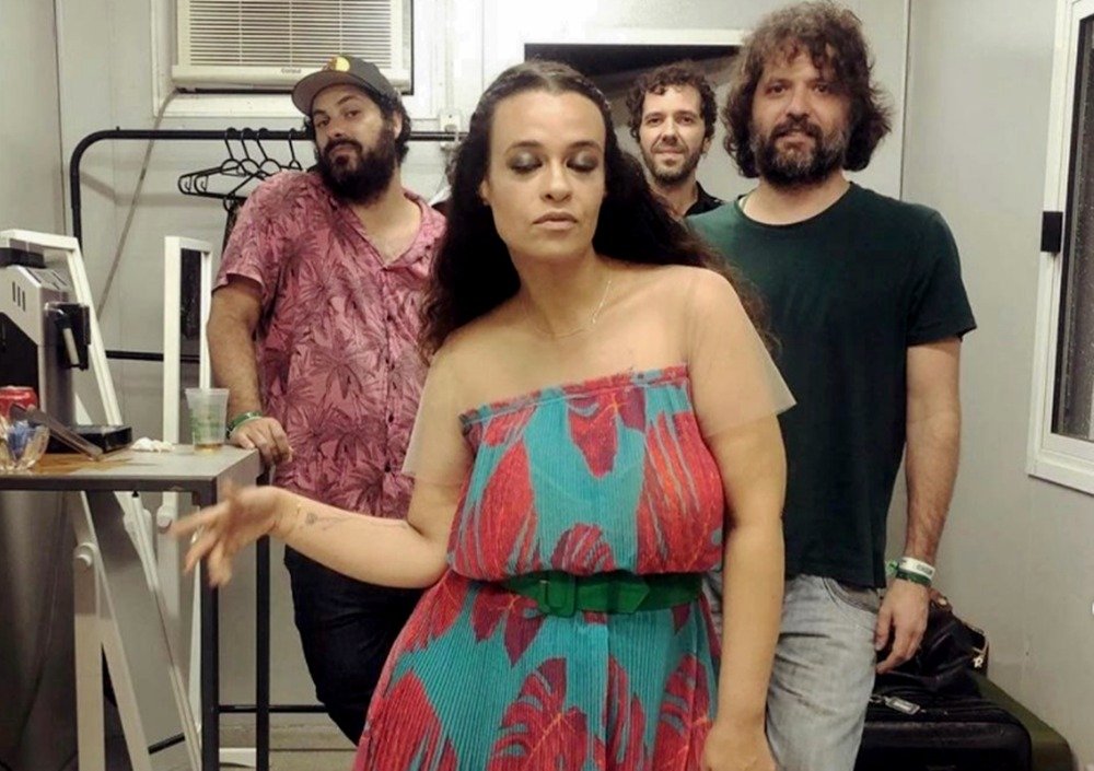 Tulipa Ruiz e banda Pipoco das Galáxias
