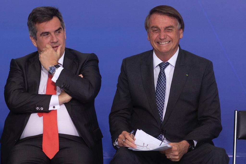 Ciro nogueira e o Presidente Bolsonaro participam da cerimônia de Assinatura dos Contratos do Leilão do 5 Palácio do Planalto 2