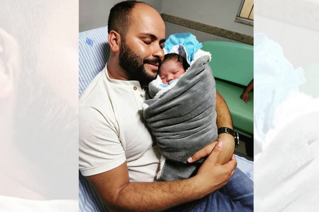 Servidor público José Drumont Bento, de 34 anos, que conseguiu licença-maternidade na Justiça. Na foto, ele está junto com o filho