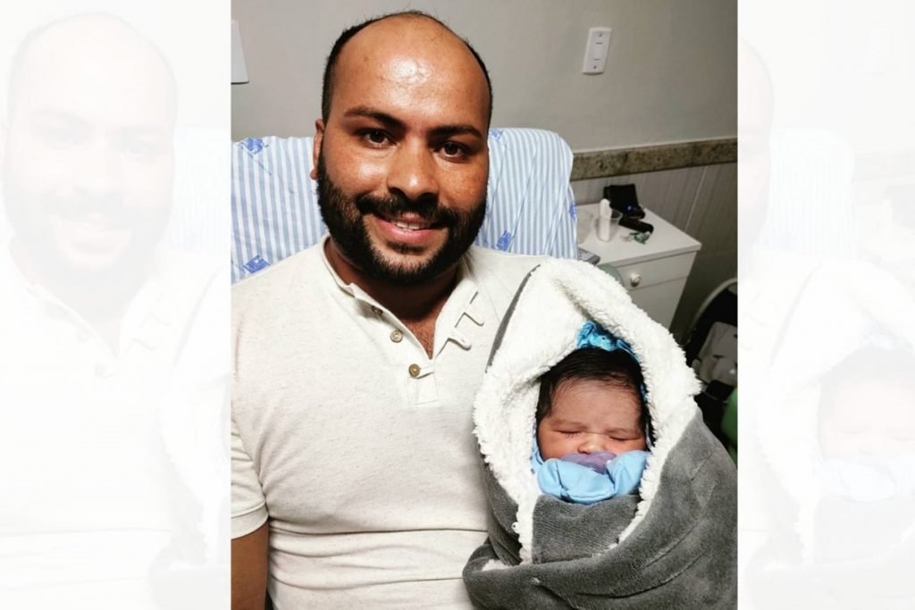 Servidor público José Drumont Bento, de 34 anos, que conseguiu licença-maternidade na Justiça. Na foto, ele está junto com o filho