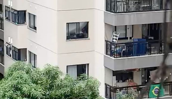 Criança fica pendurada em janela sem tela em Niterói