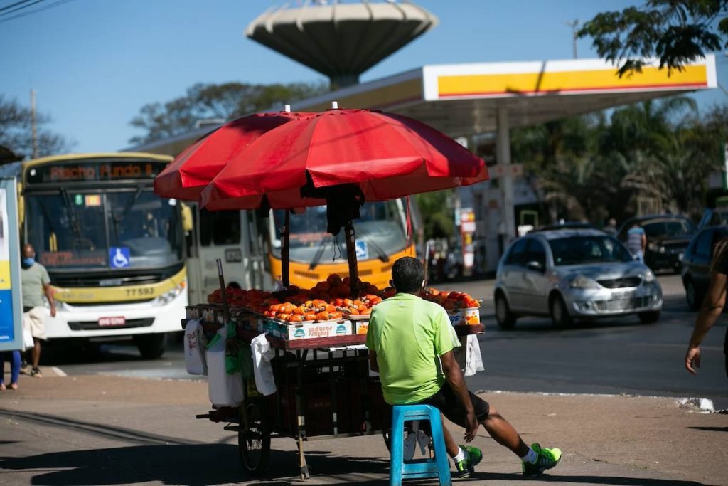 Homem com banca de alimentos