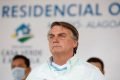 Fotografia colorida do presidente Jair Bolsonaro. Ele é um homem branco, de cabelos lisos e grisalhos penteados para o lado