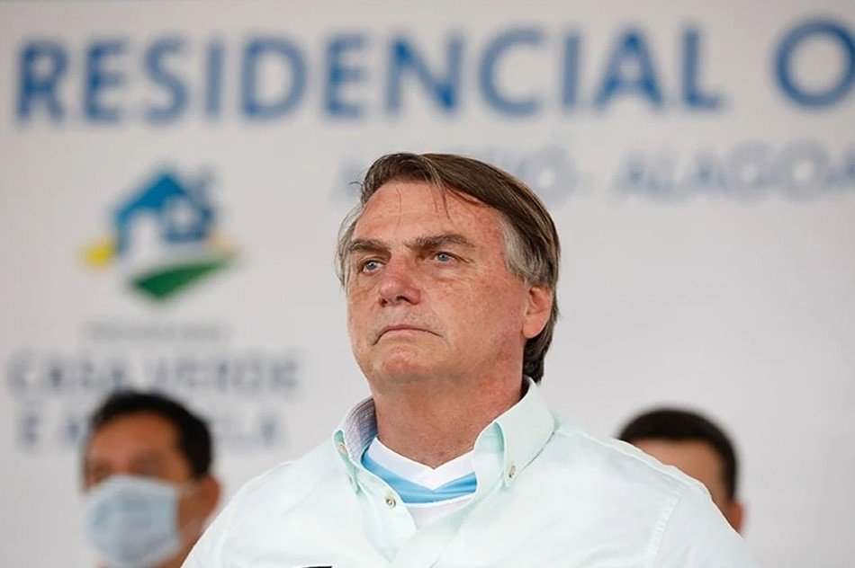 Retrato a color del presidente Jair Bolsonaro.  Es un hombre blanco con cabello gris liso en el costado.