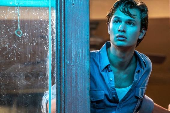 TONY (Ansel Elgort), fundador dos Jets, mas que não participa mais da gangue