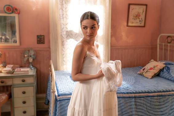 MARÍA (Rachel Zegler), porto-riquenha e irmã de Bernardo, que se apaixona por Tony