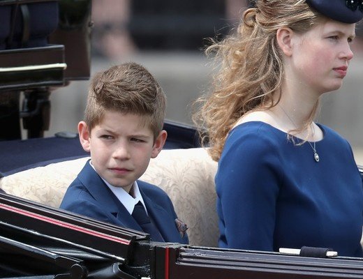 Na fotografia colorida, James aparece dentro de carruagem real ao lado da irmã Louise, que está ao fundo