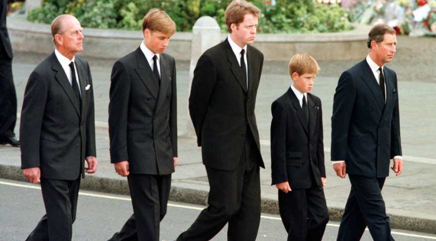 Na fotografia colorida, os homens da família real aparecem em cerimônia de enterro da princesa Diana