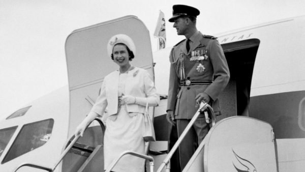 Na fotografia em preto e branco, a rainha Elizabeth II e o príncipe Philip aparecem saindo de avião