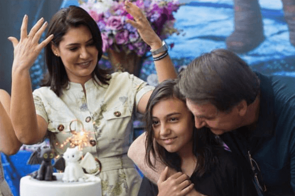 Bolsonaro sugere, em brincadeira, que filha Laura será candidata em 2042